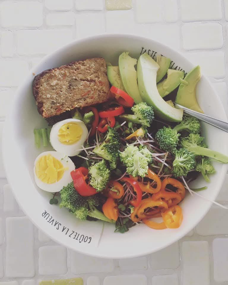 Bol de légumes, avocat, œufs et pain maison
